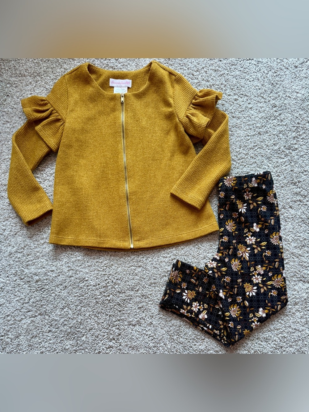 Fall / Thanksgiving outfit size girls 6 full zip up top with matching pants.